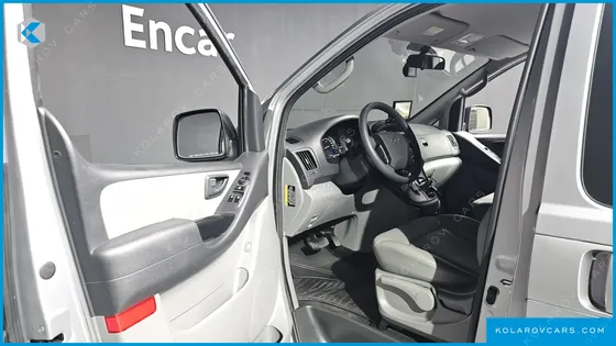 HYUNDAI STAREX 5-SEATER VAN