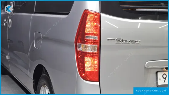 HYUNDAI STAREX 5-SEATER VAN