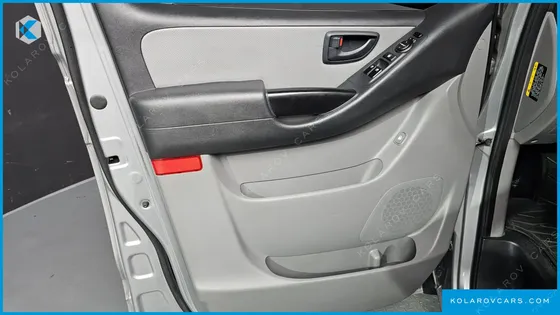 HYUNDAI STAREX 5-SEATER VAN