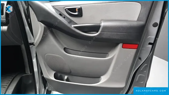 HYUNDAI STAREX 5-SEATER VAN