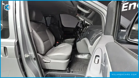 HYUNDAI STAREX 5-SEATER VAN