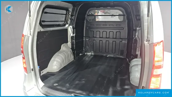 HYUNDAI STAREX 5-SEATER VAN