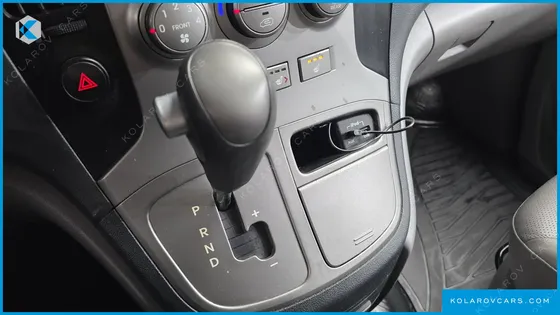 HYUNDAI STAREX 5-SEATER VAN
