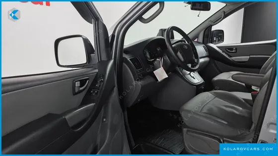 HYUNDAI STAREX 5-SEATER VAN
