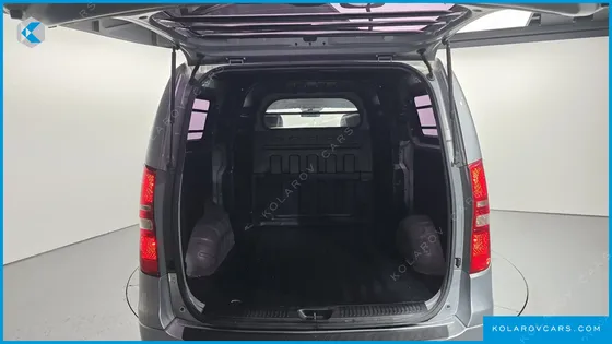 HYUNDAI STAREX 5-SEATER VAN