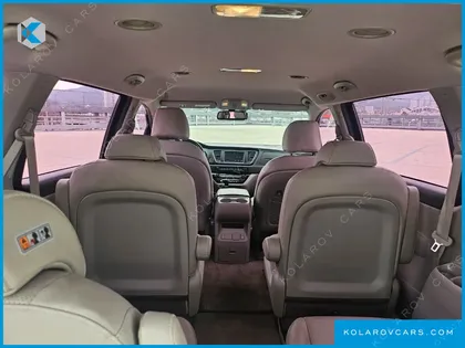 KIA CARNIVAL 9-SEATER LUXURY