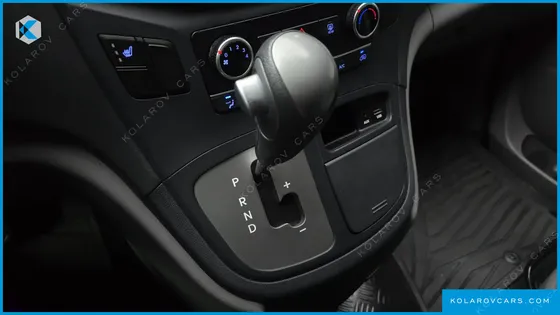 HYUNDAI STAREX 5-SEATER VAN
