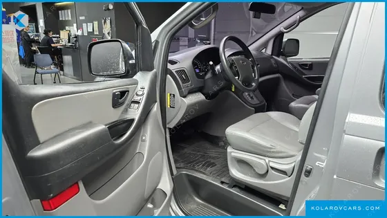HYUNDAI STAREX 5-SEATER VAN