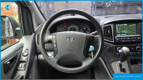 HYUNDAI STAREX 5-SEATER VAN