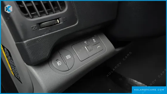 HYUNDAI STAREX 5-SEATER VAN