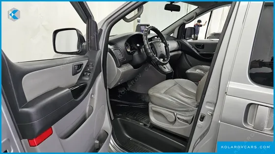 HYUNDAI STAREX 5-SEATER VAN