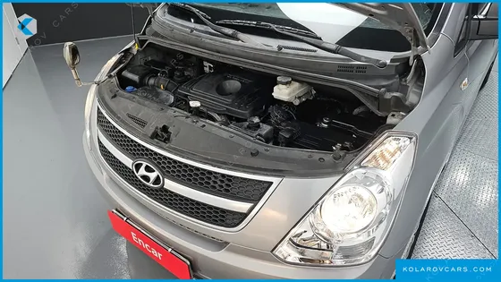 HYUNDAI STAREX 5-SEATER VAN