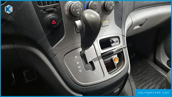HYUNDAI STAREX 5-SEATER VAN