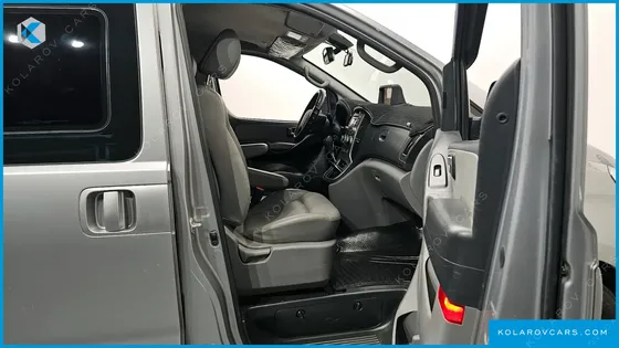 HYUNDAI STAREX 5-SEATER VAN