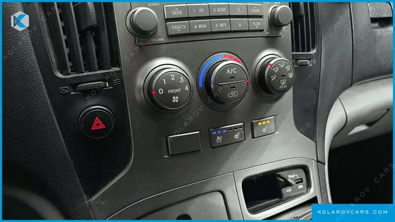 HYUNDAI STAREX 5-SEATER VAN