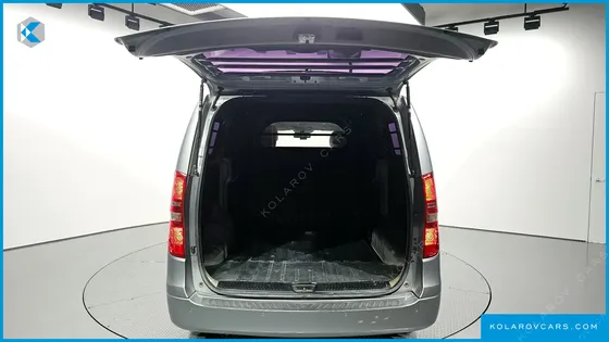 HYUNDAI STAREX 5-SEATER VAN