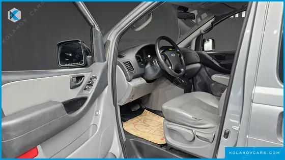 HYUNDAI STAREX 5-SEATER VAN