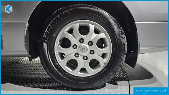 HYUNDAI STAREX 5-SEATER VAN