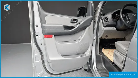 HYUNDAI STAREX 5-SEATER VAN
