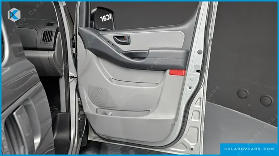 HYUNDAI STAREX 5-SEATER VAN