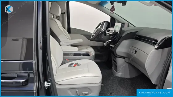 HYUNDAI STARIA 4WD LOUNGE 9-SEATER