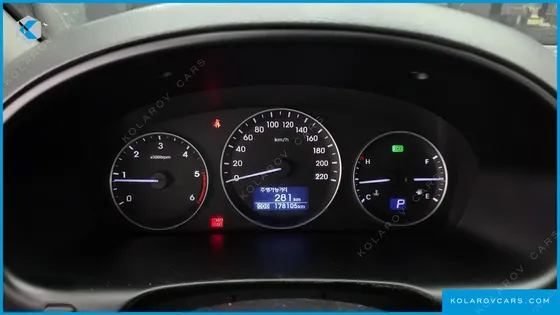 HYUNDAI STAREX 5-SEATER VAN