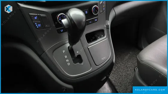 HYUNDAI STAREX 5-SEATER VAN