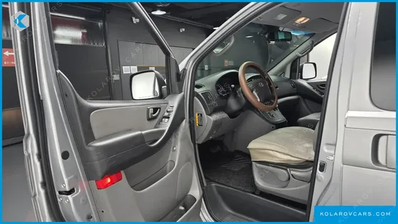HYUNDAI STAREX 5-SEATER VAN