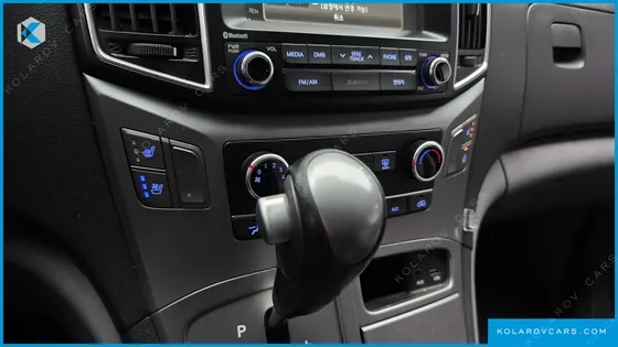 HYUNDAI STAREX 5-SEATER VAN