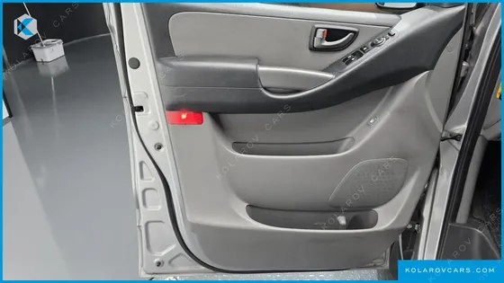 HYUNDAI STAREX 5-SEATER VAN