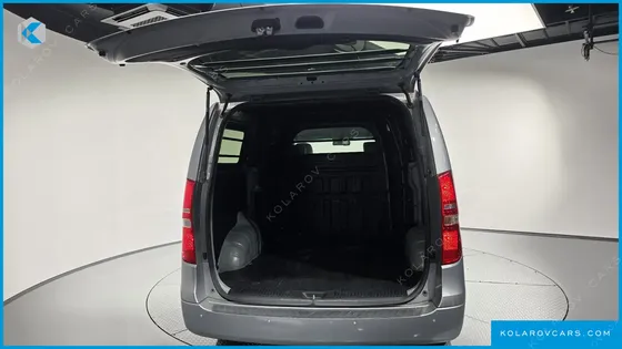 HYUNDAI STAREX 5-SEATER VAN