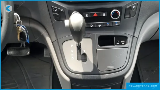 HYUNDAI STAREX 5-SEATER VAN