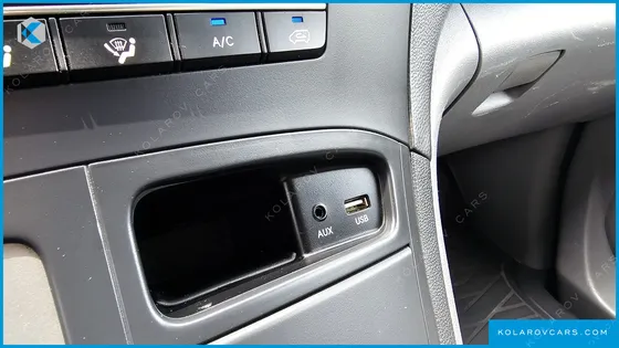 HYUNDAI STAREX 5-SEATER VAN