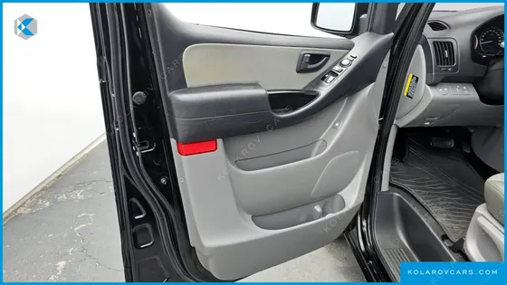 HYUNDAI STAREX 5-SEATER VAN