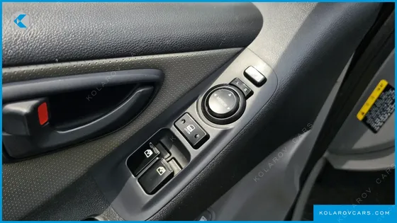 HYUNDAI STAREX 5-SEATER VAN