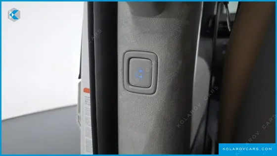 HYUNDAI STARIA 4WD LOUNGE 9-SEATER