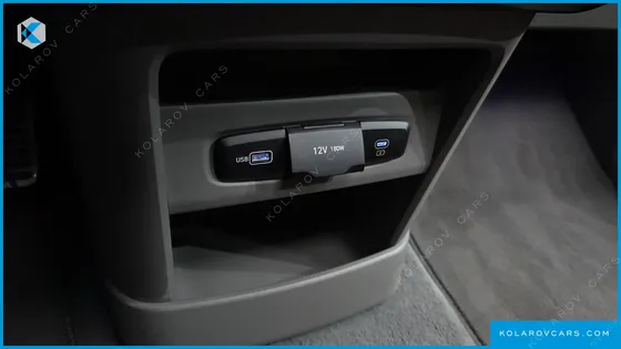 HYUNDAI STARIA 4WD LOUNGE 9-SEATER