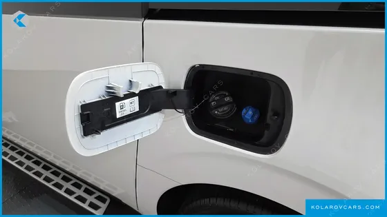 HYUNDAI STARIA 4WD LOUNGE 9-SEATER