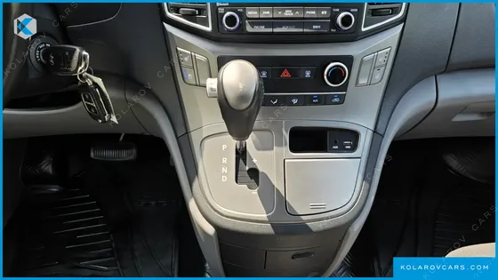 HYUNDAI STAREX 5-SEATER VAN