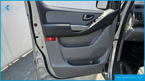 HYUNDAI STAREX 5-SEATER VAN