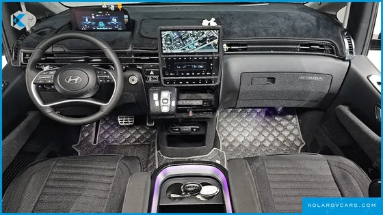 HYUNDAI STARIA 4WD LOUNGE 9-SEATER