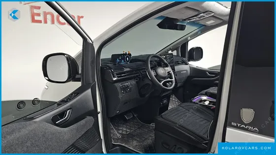 HYUNDAI STARIA 4WD LOUNGE 9-SEATER