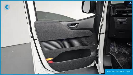 HYUNDAI STARIA 4WD LOUNGE 9-SEATER
