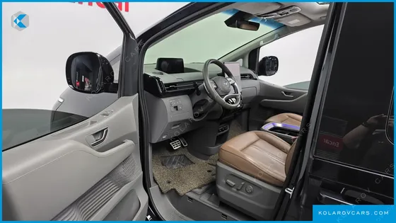 HYUNDAI STARIA LOUNGE 9-SEATER