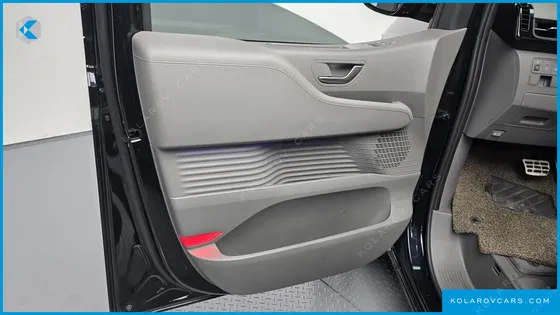 HYUNDAI STARIA LOUNGE 9-SEATER