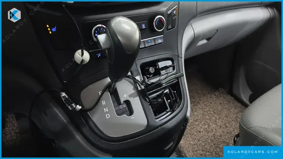 HYUNDAI STAREX 5-SEATER VAN