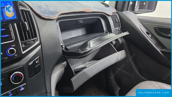 HYUNDAI STAREX 5-SEATER VAN