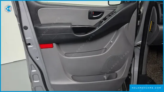 HYUNDAI STAREX 5-SEATER VAN