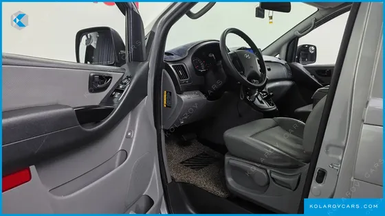 HYUNDAI STAREX 5-SEATER VAN