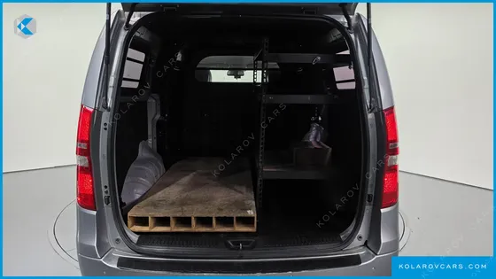 HYUNDAI STAREX 5-SEATER VAN